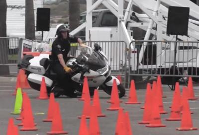Il poliziotto funambolo sulla BMW R1200RT: il video
